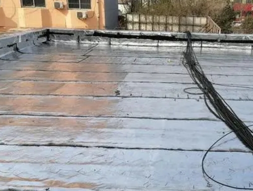 揭东卫生间漏水维修公司分享下揭东屋面楼顶防水刚性防水层施工要点。